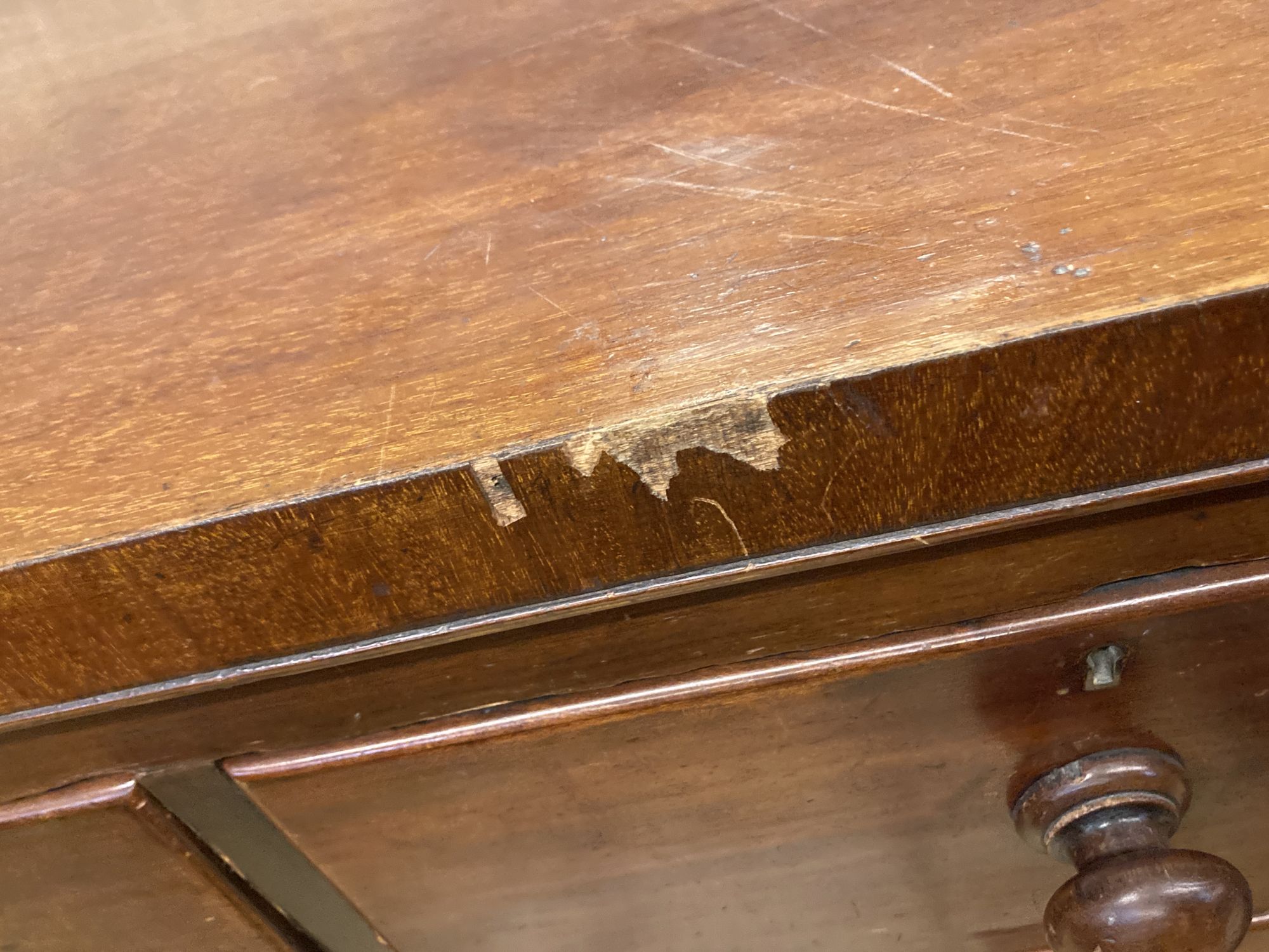 A Victorian mahogany chest of drawers, width 102cm, depth 46cm, height 108cm